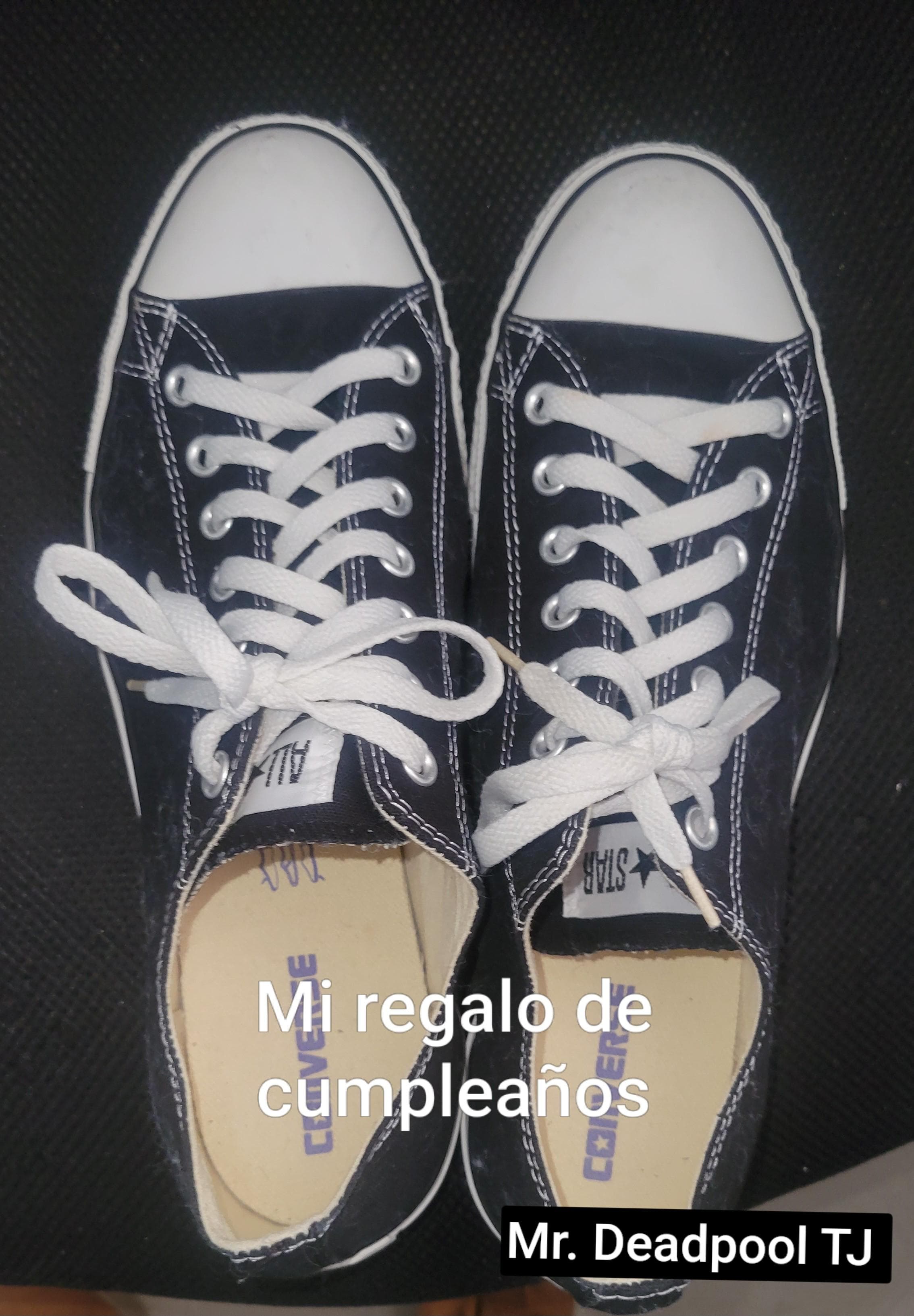 El regalo de cumpleaños que recibí, chavos. Unos tenis Converse blanco y negro.